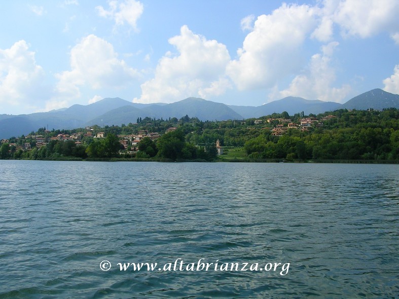 Veduta di Eupilio dal lago di Pusiano.