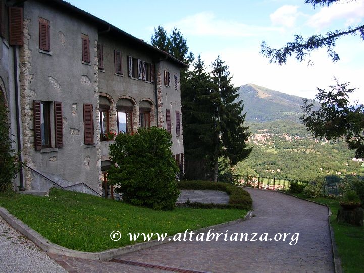 Altra veduta dell'eremo di San Salvatore e del punto panoramico. 